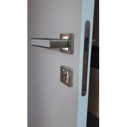 Влагостойкая дверь ПВХ EtaDoor гладкая белая одностворчатая с ПВХ кромкой